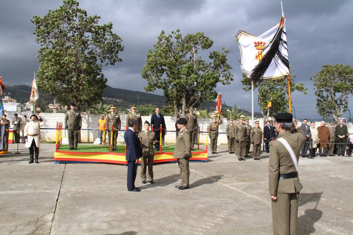 COMGECEU_ET's tweet photo. Parada militar presidida por @COMGECEU_ET en el acuartelamiento coronel Galindo para conmemorar el 317 aniversario del #RC3 con el Refrendo del Hermanamiento de la Orden Militar #Montesa
@MCANA_ET
@EjercitoTierra
#SomostuEjército https://t.co/u9CIN7m4M6