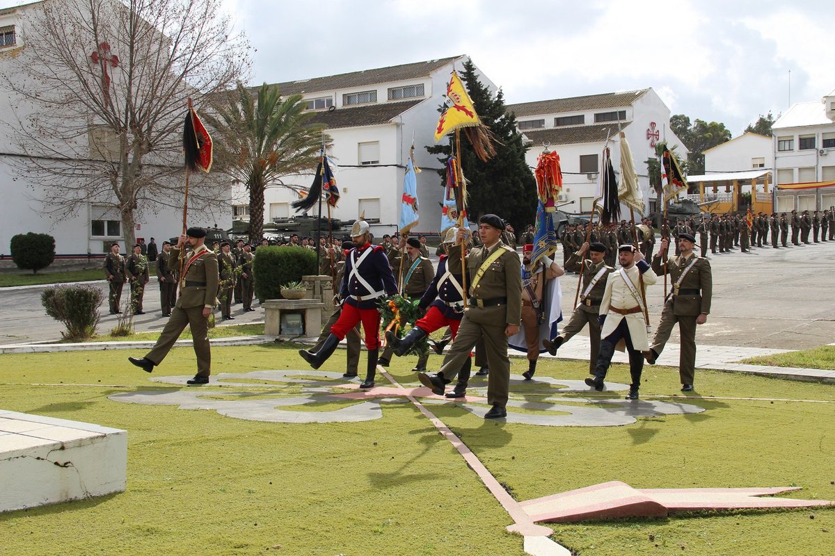 COMGECEU_ET's tweet photo. Parada militar presidida por @COMGECEU_ET en el acuartelamiento coronel Galindo para conmemorar el 317 aniversario del #RC3 con el Refrendo del Hermanamiento de la Orden Militar #Montesa
@MCANA_ET
@EjercitoTierra
#SomostuEjército https://t.co/u9CIN7m4M6