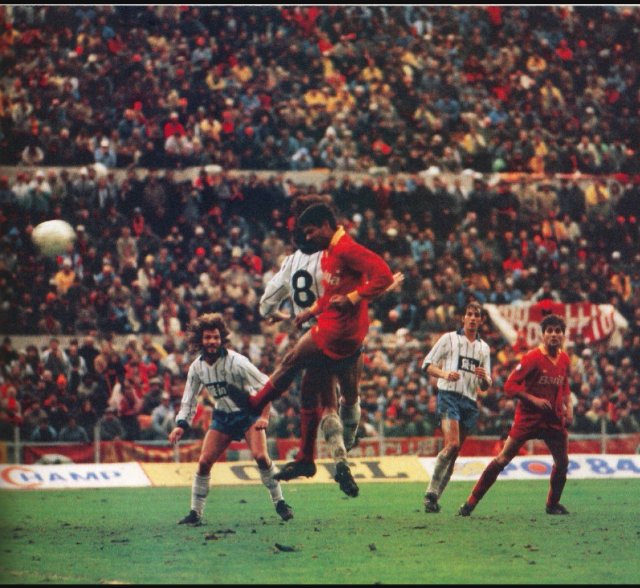 ReteSport's tweet photo. Toninho #Cerezo colpisce di testa verso la porta di #Piotti durante il #RomaAtalanta di oggi, 10 febbraio 1985. Segnerà? Ve lo racconta tra poco @Giangidorsi durante #Retesportissima86! Vi va di stare negli anni '80 fino alle 22? #AsRoma #LecceRoma https://t.co/tRobGCLT2Y
