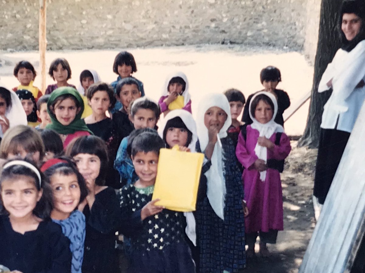 Moment d’émotion en Afghanistan, au Badakshan en 1999 ! Une école à Faizabad et ses élèves… Que sont-elles devenues ? Que vont devenir leurs filles et leurs petites-filles ?<a href="/France_UNESCO/">La France à l'UNESCO</a> <a href="/UNESCO_fr/">UNESCO en français</a> <a href="/francediplo/">France Diplomatie 🇫🇷🇪🇺</a> #EducationDay <a href="/UNICEF_france/">UNICEF France</a> @AFRANE_Paris
