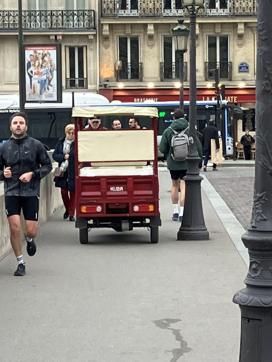 Gvedalia's tweet photo. Ce tuk électrique SUR le trottoir  a menacé de me renverser si je ne lui laissais pas le passage !
Et plus tôt un vélo SUR un trottoir a percuté mon pied !
Paris est une jungle pour les piétons, aucune police, aucun contrôle !!!
😡😡😡
#saccageparis https://t.co/sd4xHdtSHx