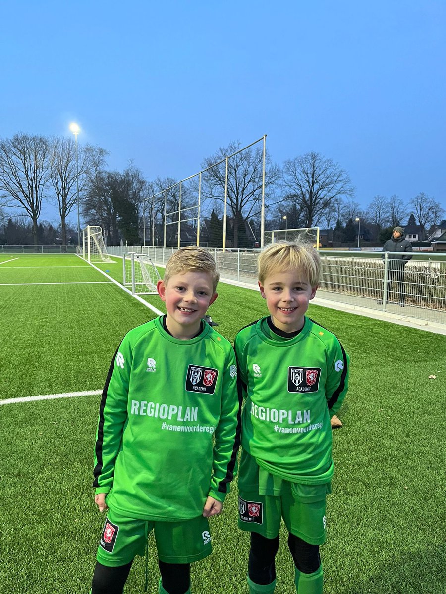 IvarHageman's tweet photo. Vandaag weer mooie training gehad van Regioplan van de @TweHerAcademie, dit keer bij z’n eigen club @Emos_Enschede. Mooi initiatief van de Academie om in samenwerking met de regionale amateurclubs het voetbal in de regio verder door te ontwikkelen. #plezier #academie #regio #xenn https://t.co/UZ0H5Ju8mC