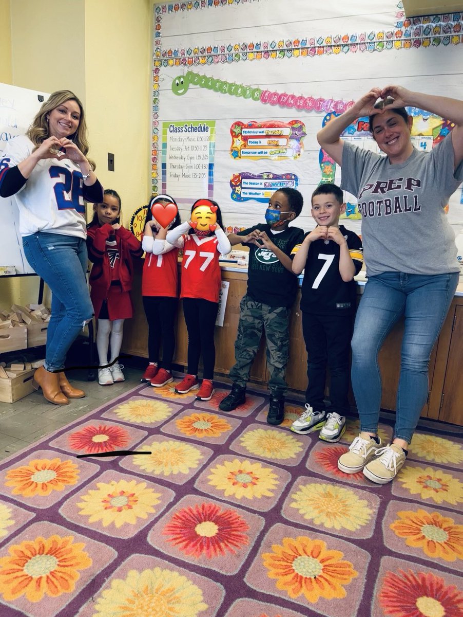 Celebrating the first day of Kindness week by representing “Team Kindness” 💕❤️🥰🏈🏆 <a href="/ms_whalen25/">MsWhalen25</a> <a href="/25Lafayette/">Lafayette Estates School #25</a> <a href="/Braunsdorf25/">Edward Braunsdorf</a> #teamkindness #spreadthelove
