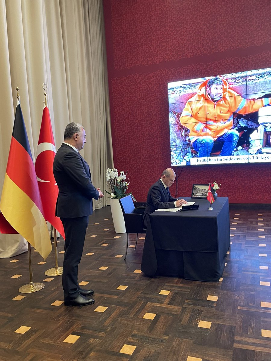 TC_BerlinBE's tweet photo. Bundeskanzler Herr Olaf Scholz @Bundeskanzler hat sich heute anlässlich der Erdbebenkatastrophe in Türkiye ins Kondolenzbuch in unserer Botschaft eingetragen. https://t.co/Pa3msNw5IE