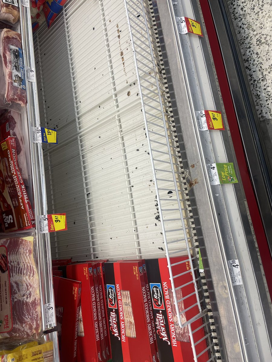 heyyitsjanea's tweet photo. let’s play zoom in and count the bruised fruit and before you say it’s fine don’t worry tomorrow i’ll show you the difference at my preferred grocery store https://t.co/tNWXQOOlbJ