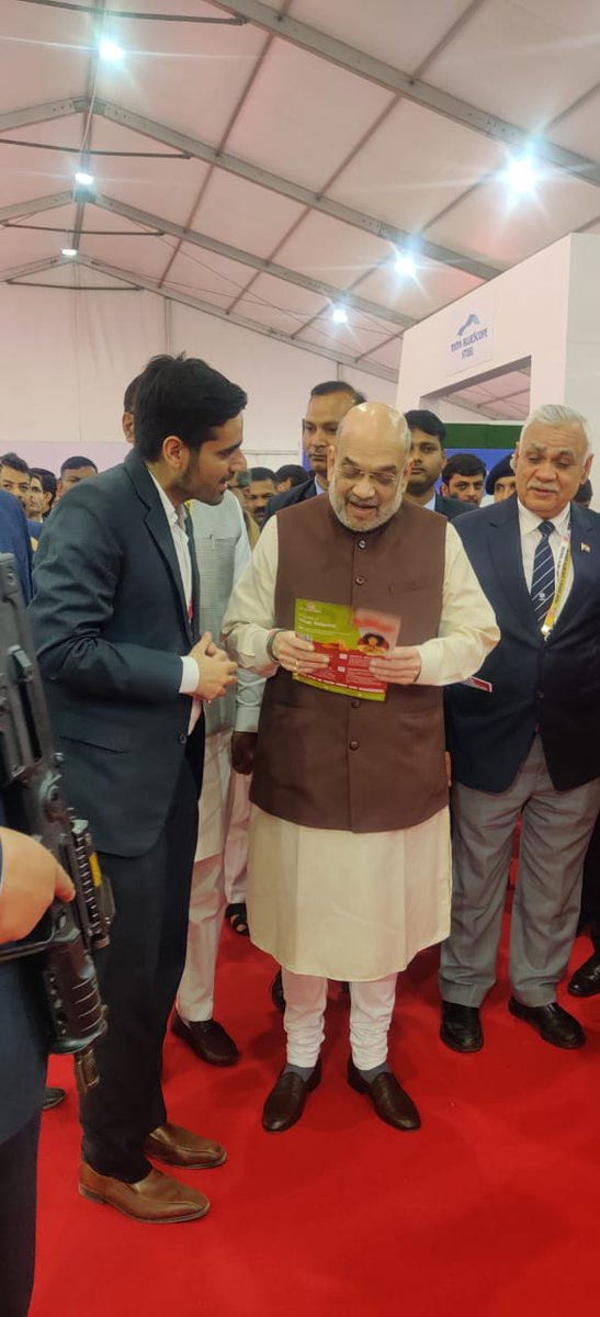 नोएडा के युवा उद्यमी सिद्धार्थ मनवटी ने लखनऊ में ग्लोबल इन्वेस्टमेंट समिट के दौरान केंद्रीय गृहमंत्री अमित शाह को अपने प्रोजेक्ट की विस्तृत जानकारी दी। #noidakhabar 
<a href="/AmitShah/">Amit Shah</a> <a href="/AmitShahOffice/">Office of Amit Shah</a> <a href="/myogiadityanath/">Yogi Adityanath</a> <a href="/NandiGuptaBJP/">Nand Gopal Gupta 'Nandi'</a> <a href="/vinodsharmanbt/">Vinod Sharma (EncyclopediaNoida)</a> 
#UPInvestorsSummit #investment