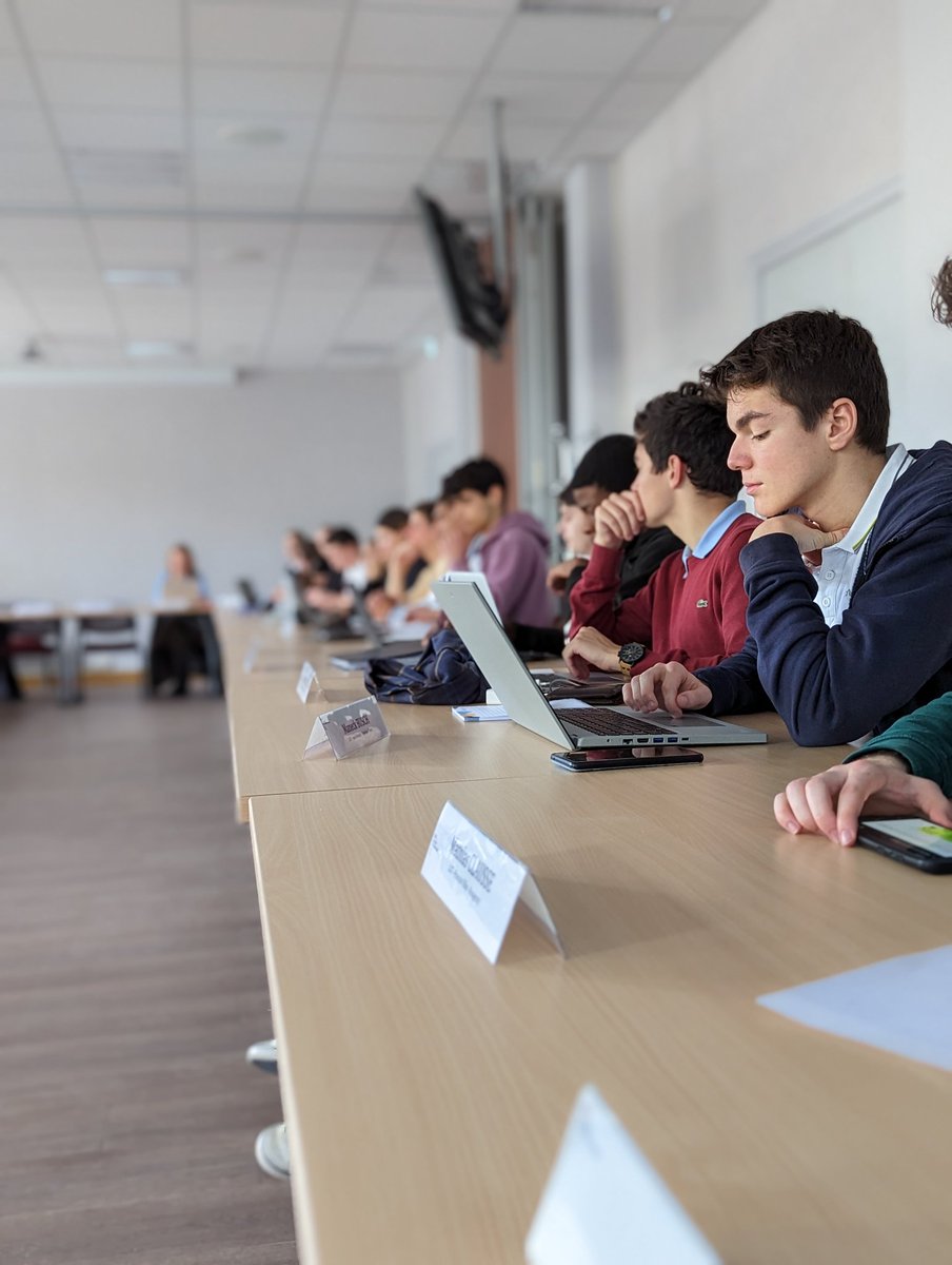 ac_orleanstours's tweet image. 👥Face aux élus et élues #CAVL @GHalbout a réaffirmé sa volonté de travailler avec eux sur les nombreux projets en cours dans l'académie.
↪️Écriture du futur projet académique, #maths dans le tronc commun, filles et maths, #BienEtre des élèves de l'académie ...