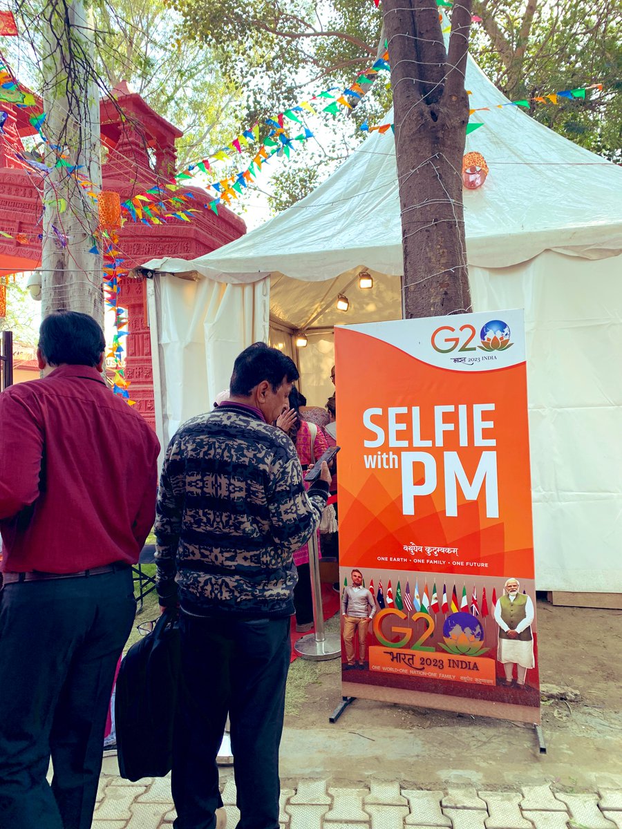 nidhi02441060's tweet image. #selfiewithPM 😀😀😀😀 and #modiapp