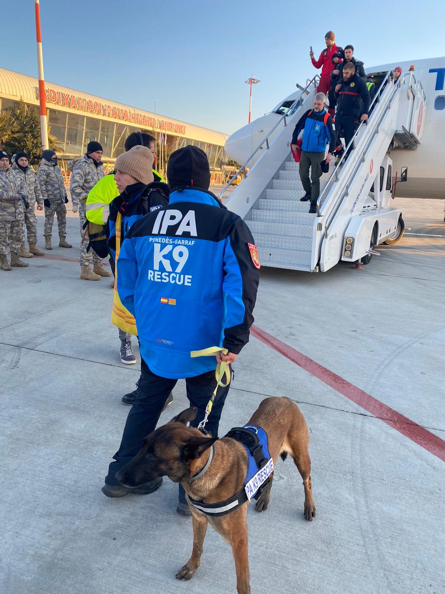 PcTona's tweet photo. #TerremotoTurquia 🇹🇷

Nuestro binomio ha llegado a primera hora a #ADIYAMAN gracias al convenio que tenemos con IPA K9 RESCUE y a la mediacion de la @ONGIAE hemos podido hacer el traslado con @TurkishAirlines.

Mucha suerte y ánimos Ángel y Kanda. ❤️ https://t.co/5nKUZ5d2tj
