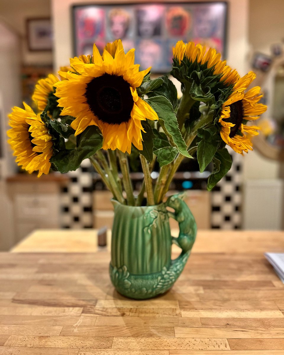jillreidy's tweet photo. @365_in_2023 #365in2023dailyprompt #365in2023 #floralis I LOVE flowers, especially from the garden. The hydrangeas are from a patch that has 4 different colour blooms. #flowersinthekitchen https://t.co/eYjnqi221h