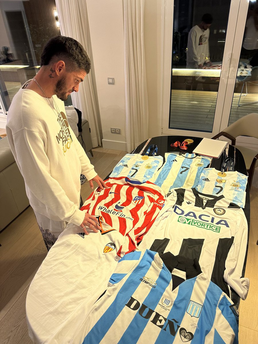 DEL PREDIO TITA AL MUNDO 💙🎓👏

Rodrigo De Paul compartió esta foto con las camisetas que utilizó a lo largo de su carrera al cumplirse 10 años de su debut.