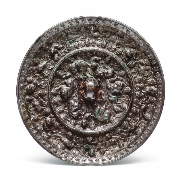 MuseumShanxi's tweet photo. 唐代，铜镜的发展进入极盛时期。唐代铜镜展现了自由奔放、富丽堂皇的风格，表现了大唐帝国蓬勃向上的精神面貌。瑞兽葡萄镜作为唐代极具代表性的铜镜样式，因其充满神秘色彩的纹饰，又被称为多谜之镜。
#历史 #文化 #铜镜 #中国 https://t.co/xxmkZpHC9n