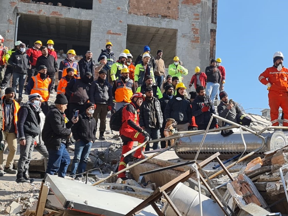 siirtuniversity's tweet photo. Arama-kurtarmanın geniş bir alana yayıldığı, mevsim koşulları düşünüldüğünde hızlı müdahalenin hayati derecede önem kazandığı bu zorlu şartlarda çalışan Ekibimiz ve tüm arama ve kurtarma faaliyeti yürüten ekiplere teşekkür ediyoruz. Allah yardımcıları olsun.🤲
#birlikte güçlüyüz https://t.co/EjJlWisyGG
