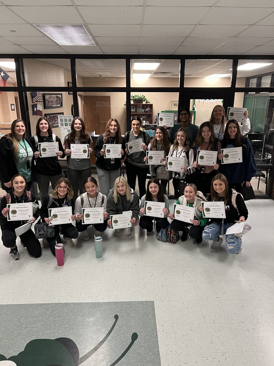 AzleVolleyball's tweet photo. Check out all of these A honor roll volleyball girls! 🤓💚 #azleisdway #hornetsinaction https://t.co/gBnlOUbKkx