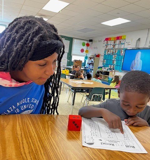 vbschools's tweet photo. Plaza Middle School students recently participated in a Day of Service that stretched across Virginia Beach and beyond! Read the full story here:
https://t.co/fLJwOnWXs1 #lovevbschools #vbfutureready #futurereadyvb #feelgoodfriday 💙🧡 https://t.co/2lBrgIdnA7
