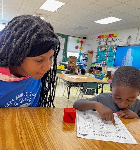 Plaza Middle School students recently participated in a Day of Service that stretched across Virginia Beach and beyond! Read the full story here:
vbcpsblogs.com/core/plaza-mid… #lovevbschools #vbfutureready #futurereadyvb #feelgoodfriday 💙🧡