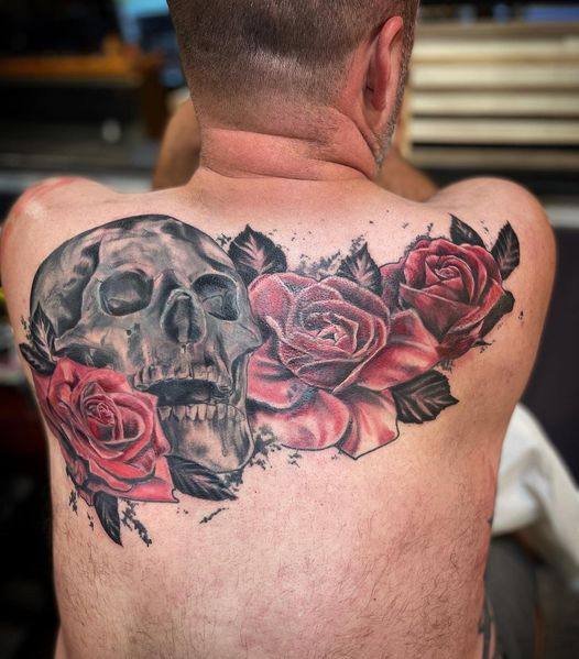 BeneathTattoo's tweet photo. Some good ol’ fashioned cover up stuff 💀🌹
•
•
•
#beneaththeskintattoo #tattoo #ladytattooer #patattooers #coveruptattoo #skulltattoo #skullrosetattoo #rose #backtattoo #worldfamousink #bishoprotary #spektraflux #hivecaps #ultimatetattoosupply #pantheraink https://t.co/r2YYgvMoy0