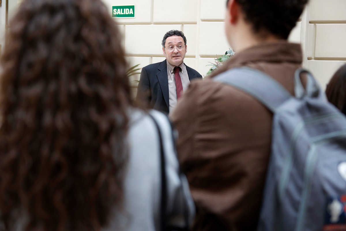 Estudiantes de la @Urjc han visitado la sede de la Fiscalía General del Estado con la asociación <a href="/legisactio_urjc/">legisactio_urjc</a>.

➡️El Fiscal General, Álvaro García Ortiz, los ha recibido y se ha interesado por sus planes de futuro.