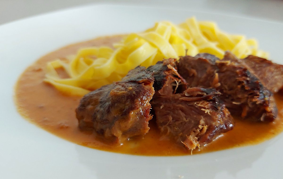 comocomodiadia's tweet photo. #carrillada al #pedroximenez y #tagliatelle frescos... #guisoyo #comocomodiadia https://t.co/pr1dkqPVJB