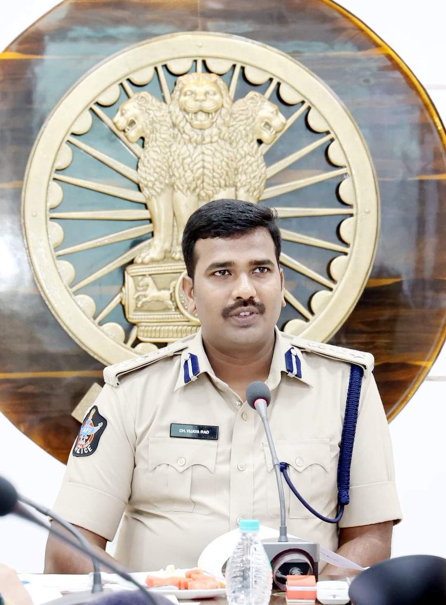 sp_nlr's tweet photo. SPSనెల్లూరుజిల్లా
సెల్ ఫోన్ లు పోగొట్టుకున్న బాధితులకోసం "మొబైల్ హంట్" సేవలను ప్రారంభించిన జిల్లా యస్.పి.శ్రీ విజయరావు,IPS.,గారు
పోగొట్టుకున్న సెల్ ఫోన్లను చేధించుటకు మొబైల్ హంట్ అనే వినూత్నకార్యక్రమానికి శ్రీకారంచుట్టిన జిల్లాయస్.పి.గారు.#mobilehunt #nellorepolice @APPOLICE100 https://t.co/zWsgNfKDdo