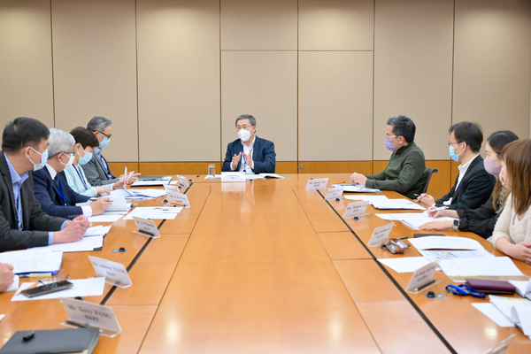 newsgovhk's tweet photo. Deputy Chief Secretary #CheukWingHing chairs an interdepartmental meeting to plan pre-emptive actions against parallel trading activities in black spots after Hong Kong and the Mainland have fully resumed normal travel https://t.co/BiVy1EvERZ https://t.co/mgdIGlROV7