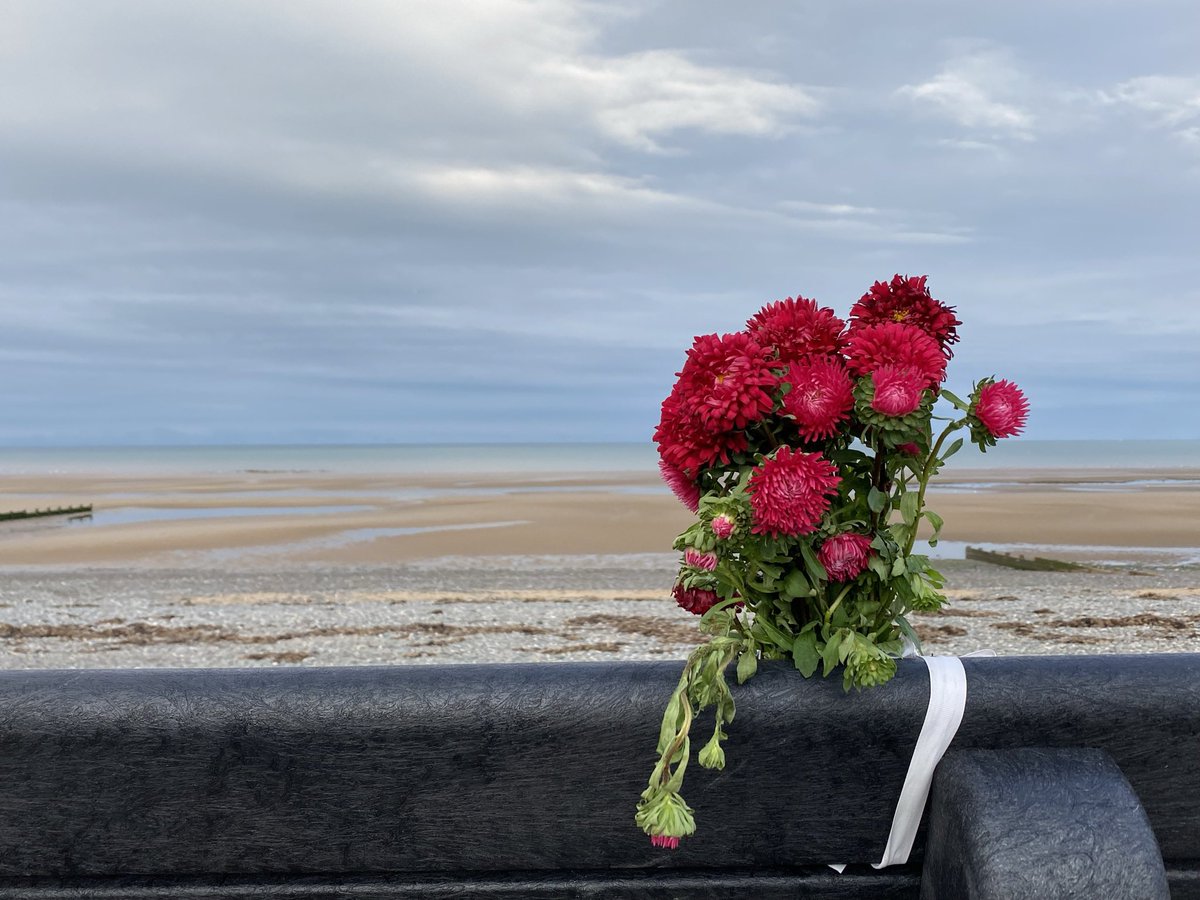 jillreidy's tweet photo. @365_in_2023 #365in2023 #365in2023dailyprompt #floralis Living where I do there are often memorial flowers left on benches overlooking the sea. Reading the cards and notes left with them is always sad and poignant😢 https://t.co/wcUEpHOwQP