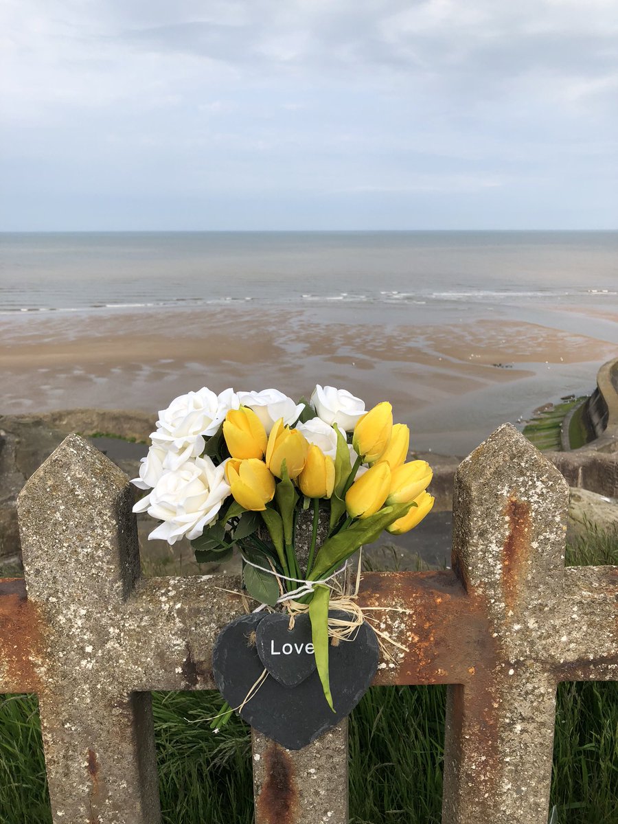 jillreidy's tweet photo. @365_in_2023 #365in2023 #365in2023dailyprompt #floralis Living where I do there are often memorial flowers left on benches overlooking the sea. Reading the cards and notes left with them is always sad and poignant😢 https://t.co/wcUEpHOwQP