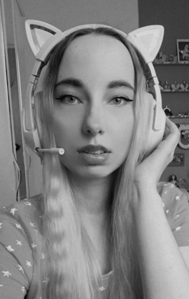 iHowleen tweet media