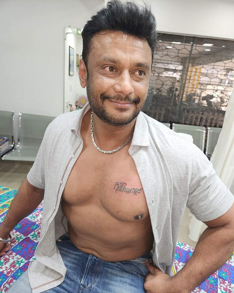 .@dasadarshan gets tattooed on his chest as 'Naana Celebrities' to pay tribute to his fans ahead of his birthday on February 16 #sandalwood #darshanthoogudeepasrinivas #Darshan #DBoss #d56 #DarshanThoogudeepa