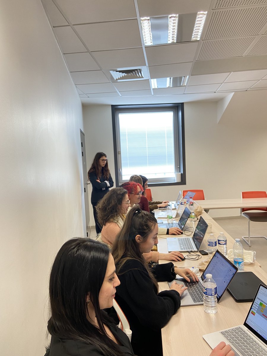 Master_TSM's tweet photo. #TSMSkillsLab #ULille Jour 3 (suite)
Après une pause, la post-édition est de retour, la traduction du projet d’italien est lancée et les PM s’occupent des fichiers de tracking. Une super ambiance de coopération règne au sein de l’agence ! https://t.co/squx97mVoQ