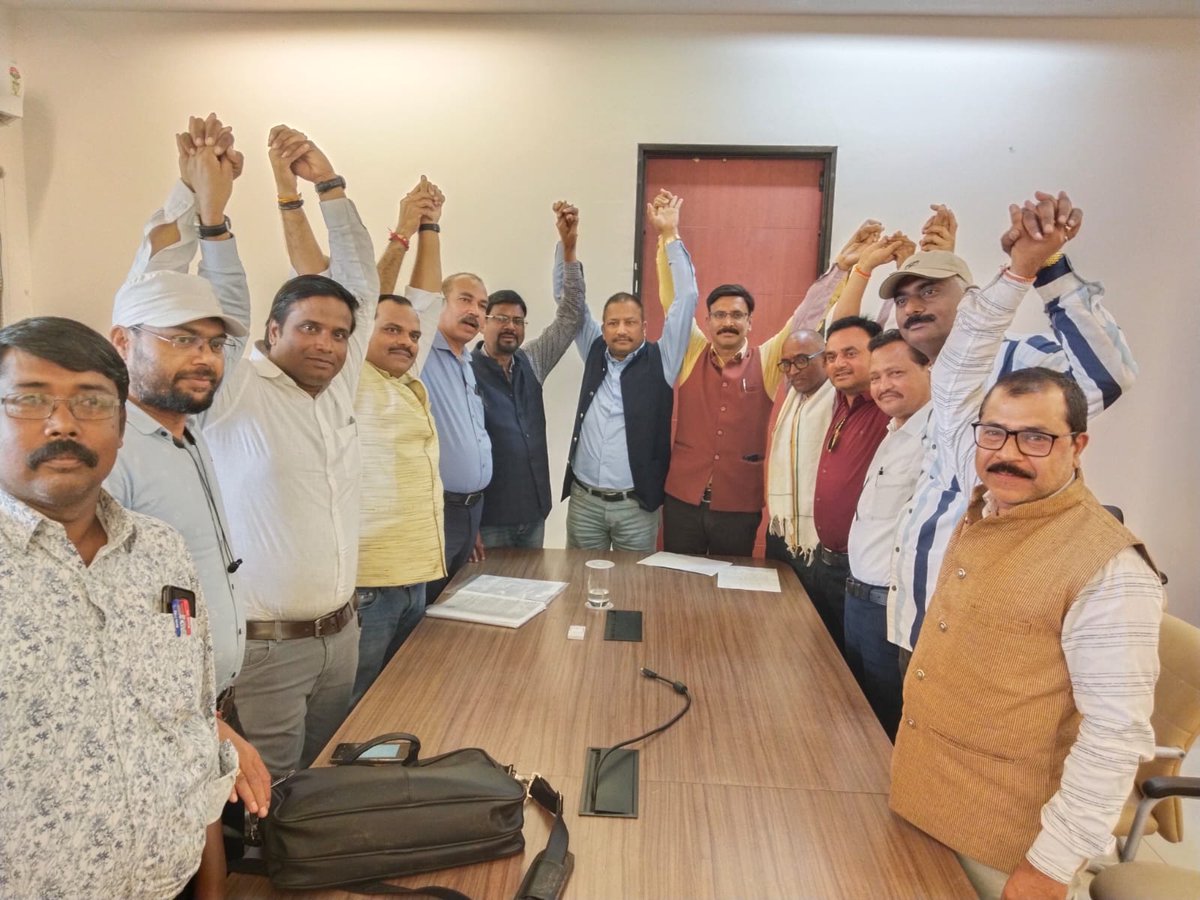 #पुरानी_पेंशन को लेकर एकजुट हुए छत्तीसगढ़ का शिक्षक संवर्ग
सर्व प्रान्ताध्यक्षों ने की <a href="/bhupeshbaghel/">Bhupesh Baghel</a> जी से मांग
एल बी संवर्ग के लिए प्रथम सेवा गणना से पेंशन निर्धारण का स्पष्ट आदेश हो जारी..
<a href="/ChhattisgarhCMO/">CMO Chhattisgarh</a> <a href="/Drpremsaisingh/">Dr. Premsai Singh</a> <a href="/RChoubeyCG/">Ravindra Choubey</a> <a href="/Sanjaysharmacg/">Sanjay Sharma नियुक्ति से पूर्ण पेंशन</a>