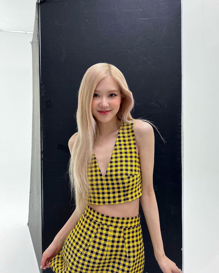 BBU_BLACKPINK's tweet photo. DAZZLING ROSÉ TURNS 26
#EasyToLoveROSÉDay 
#자_오늘밤이야_해피_로제데이 @BLACKPINK https://t.co/VjCGEb5ZSn