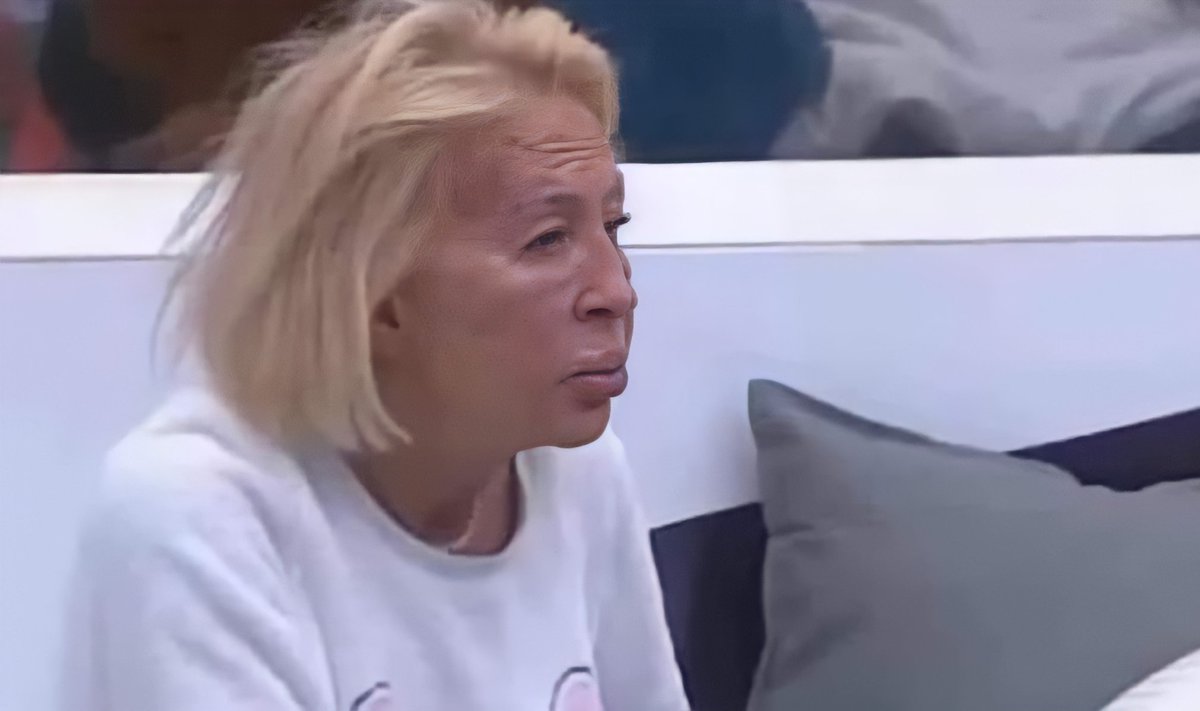 Yo desayunando frente a la taza que dice "Rie, Sueña, Ama":