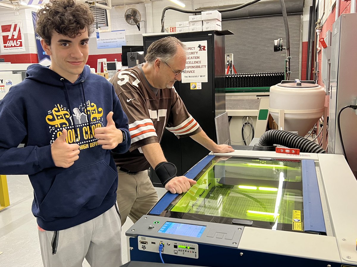 academy_six's tweet photo. Alex seems confident today. Not so sure about Mr. Bee. 😆 https://t.co/htISS6UwF0