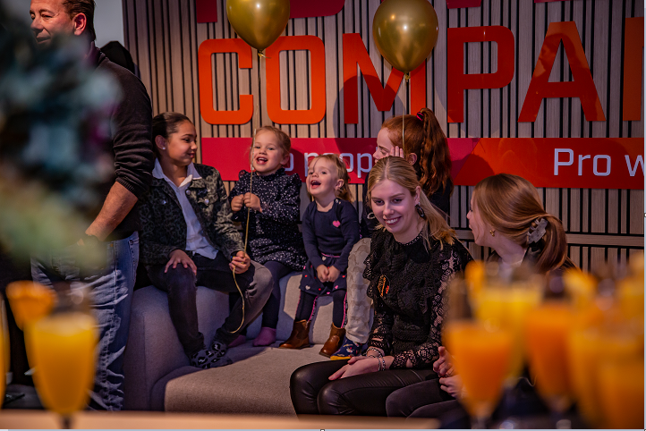 PowerCompany_'s tweet photo. Alweer 3 weken geleden was ons openingsfeest. 
Wij genieten nog steeds!😃
Iedereen nogmaals bedankt voor het (mede)mogelijk maken van dit feest! 🥳

#PowerCompany #Stadskanaal #Nieuwpand https://t.co/NqiyHo4Spp