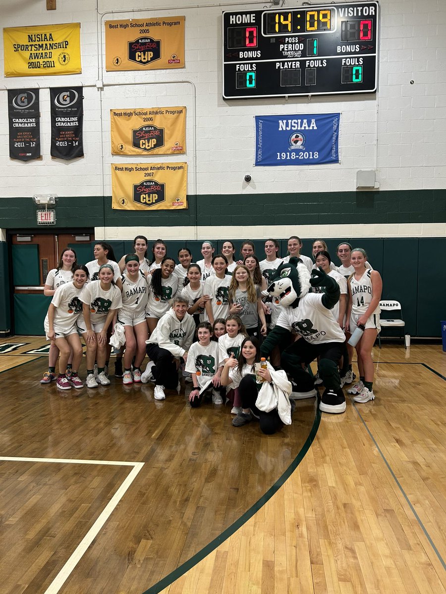 Thank you Roger for making last night very enjoyable for both teams and our student body!! Both Girls and Boys teams got wins over Hackensack! #Whiteout #AsOne #Deliguy💚💚 @NJScom @RIHSuper @RHSAthleticDir