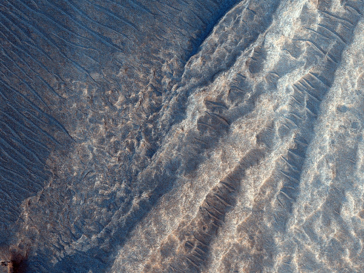 HiPOD: A Light Toned Deposit in Aureum Chaos

The objective of this observation is to examine a light-toned deposit in a region of chaotic terrain. There is the trace of layers in the image. 

uahirise.org/hipod/ESP_0759…
NASA/JPL-Caltech/UArizona
#Mars #science #NASA