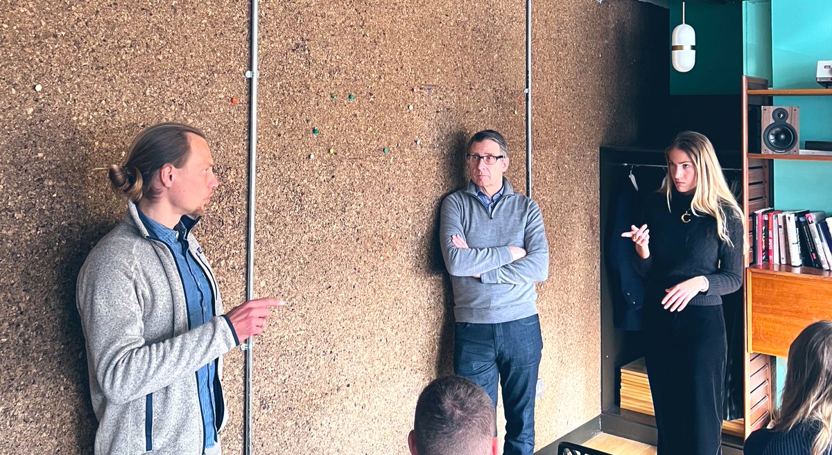 Feedback, feedback and more feedback. 📝
<a href="/Innosuisse/">Innosuisse</a> #BusinessConcept participants are now explaining their projects to Céline Caraffa from the <a href="/CreatorFund/">Creator Fund</a>. 🔬