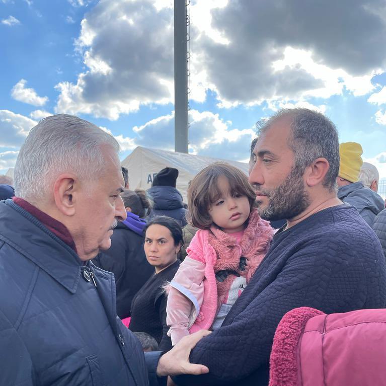 #Adıyaman’da depremzede kardeşlerimle birlikteyiz. 

Birlik, beraberlik ve dayanışma içinde bu zor günleri aşacak, yaralarımızı hep birlikte saracağız.