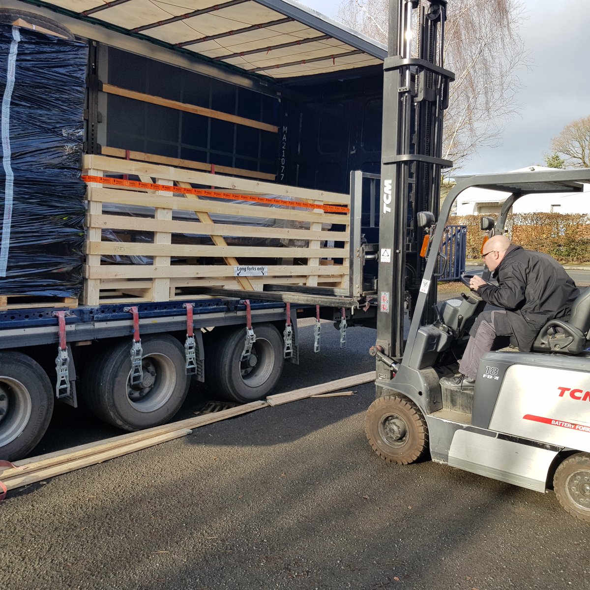 Signmaster_UK's tweet image. The warehouse have taken a delivery this afternoon of some new Rollover Flexi Machines – all ready to be installed at our customers next week 😊

For more information on our range of Rollovers, click here...ow.ly/Cnua50MKrNE

#delivery #rolloverflexi #installweek