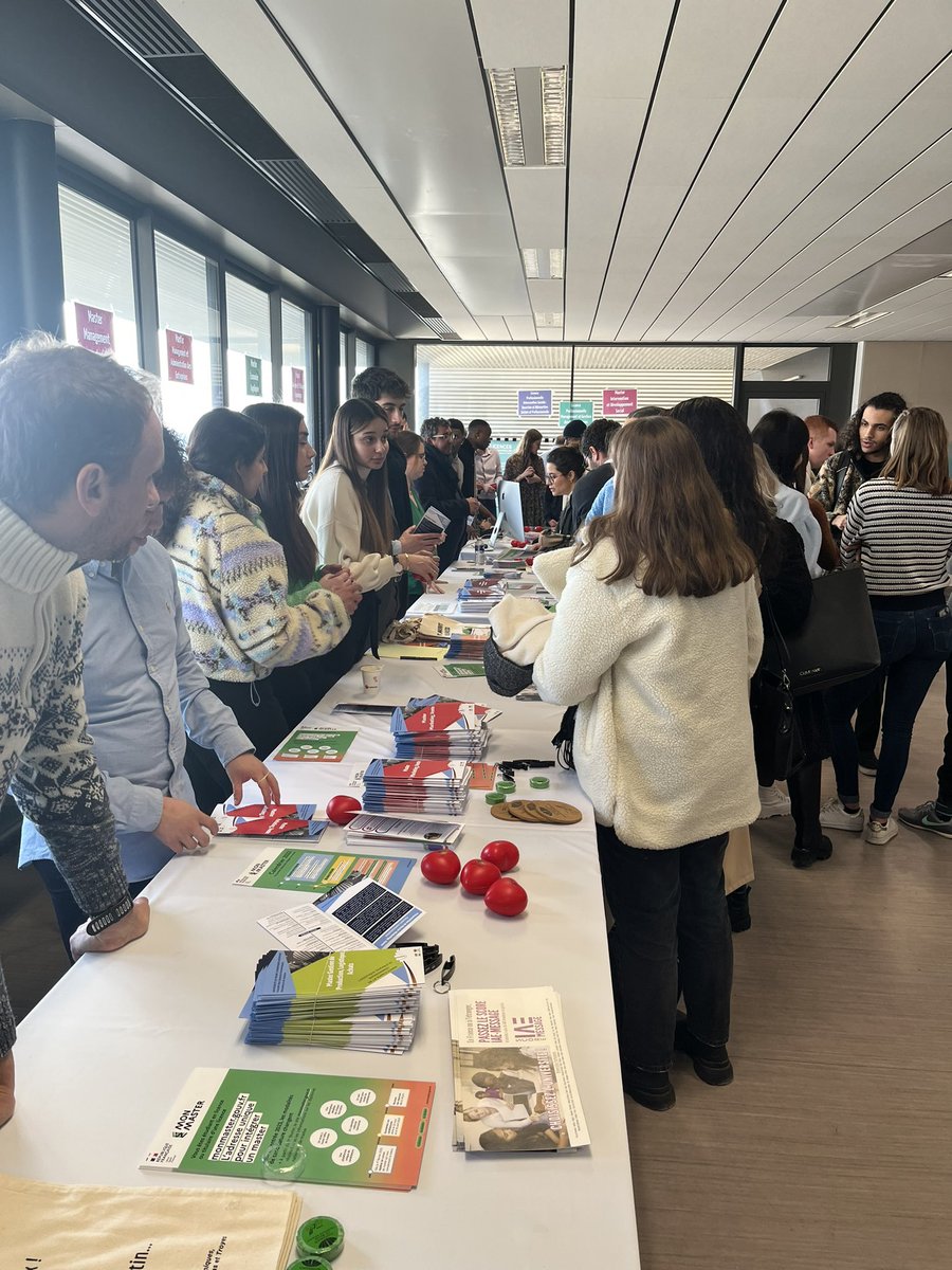 FacSESG's tweet photo. 🟢⚪️ En direct de notre Salon des Licences Professionnelles et des Masters ! Aujourd’hui 14h/18h et demain 9h30/12h30 ! 🧑‍🎓 https://t.co/W6GPxG7B7j