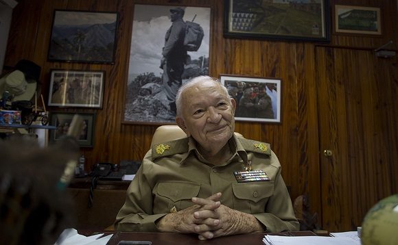 Yulitapuig's tweet photo. El presidente de #Cuba, Miguel Díaz Canel, felicitó este viernes  al Comandante de la Revolución Guillermo García Frías, en ocasión del cumpleaños 95 de ese combatiente.

( Prensa Latina ) https://t.co/2pObR2wsiq