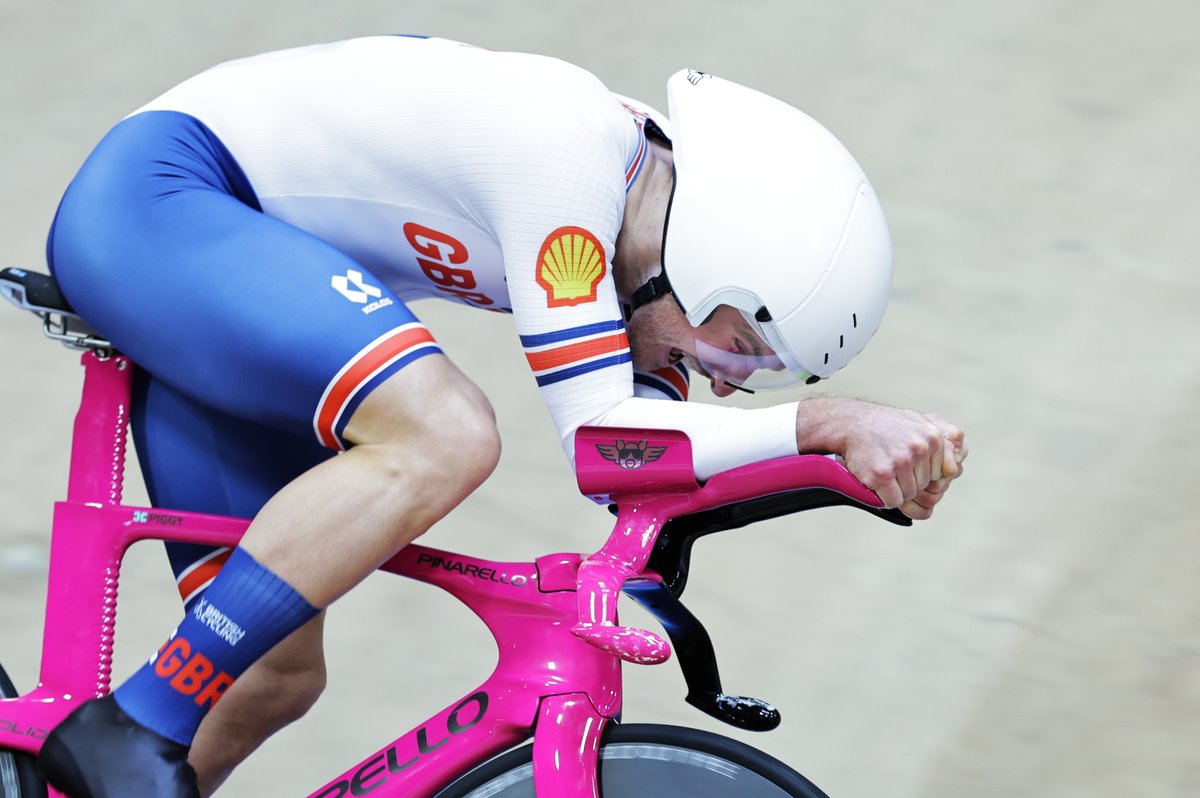 BritishCycling's tweet photo. Bigham's on fire, velodrome is terrified 🔥

@DanBiggles22 qualifies fastest in the men's individual pursuit and sets a NEW TRACK RECORD in the process 🤯

#EuroTrack2023 https://t.co/jj0hJdSPrx