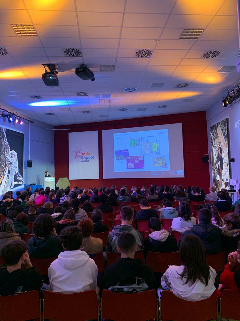 [Education] Plus de 150 élèves participent aujourd'hui à la 7ème édition du projet E-conteurs de sciences. L'occasion de présenter leur récit-fiction ou leur récit-documentaire sous l'oeil d' @Aurélie Bordenave - illustratrice !

Avec <a href="/FljOccitanie/">Festival du Livre de Jeunesse Occitanie</a> <a href="/actoulouse/">Académie de Toulouse</a> <a href="/DAACToulouse/">DAAC Toulouse</a>