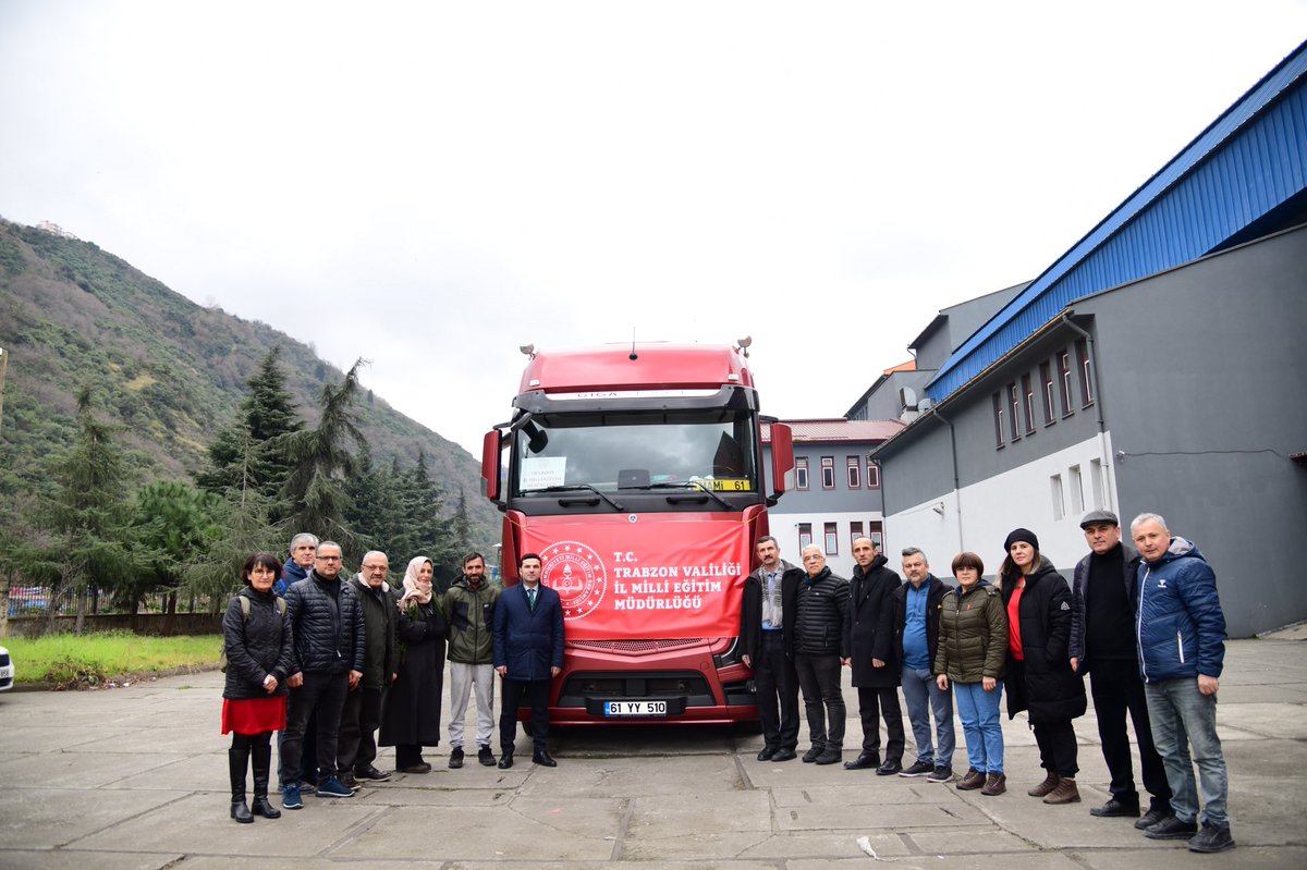 Trabzon_MEM's tweet photo. Müdürlüğümüzce depremzedelere gönderilmek üzere 52 bin su ve 10 bin ekmekten oluşan bir yardım tırı daha bugün Hatay’a uğurlandı.
@tcmeb @prof_mahmutozer @valiustaoglu @hbfettahoglu https://t.co/QtCIgU2uSp