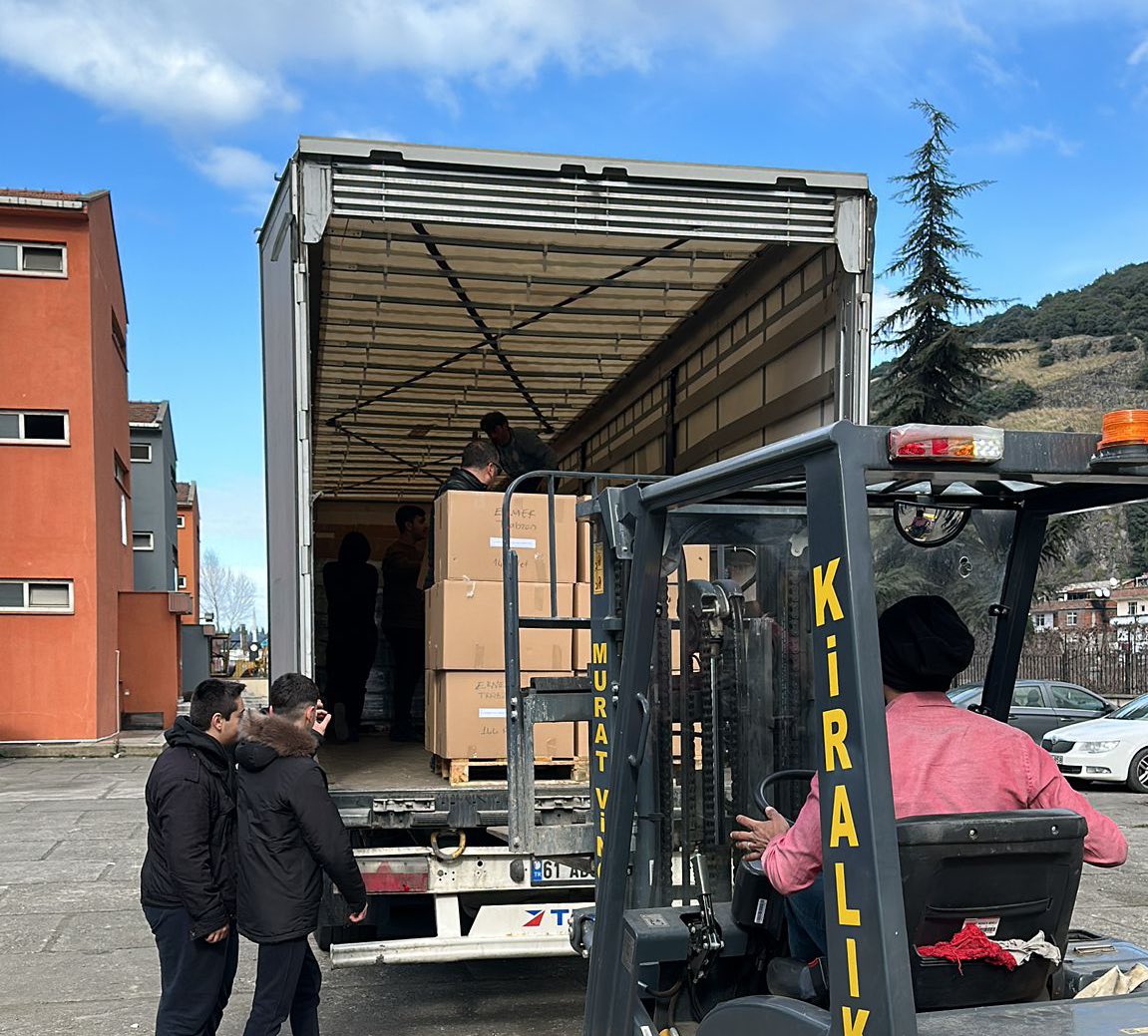 Trabzon_MEM's tweet photo. Müdürlüğümüzce depremzedelere gönderilmek üzere 52 bin su ve 10 bin ekmekten oluşan bir yardım tırı daha bugün Hatay’a uğurlandı.
@tcmeb @prof_mahmutozer @valiustaoglu @hbfettahoglu https://t.co/QtCIgU2uSp