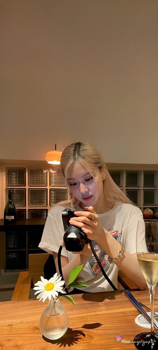 locccc1000's tweet photo. DAZZLING ROSÉ TURNS 26
#EasyToLoveROSÉDay 
#자_오늘밤이야_해피_로제데이 https://t.co/gBIdRyYCCV
