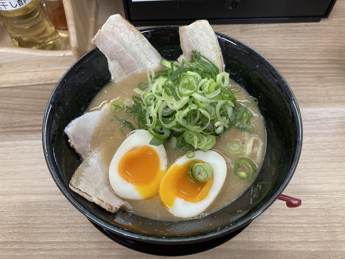 MOMO600s's tweet photo. 【ラーメンbot】
魔界系ラーメン三冠馬 (高辻葛野大路) 
衝撃の豚 三冠馬ver 1000円

衝撃の豚は、太目の平たい麺に、魚介スープのしっかり感じられる優しい豚骨。味変のニンニク、お酢などもよく合う。 https://t.co/7WrVQWYcvv