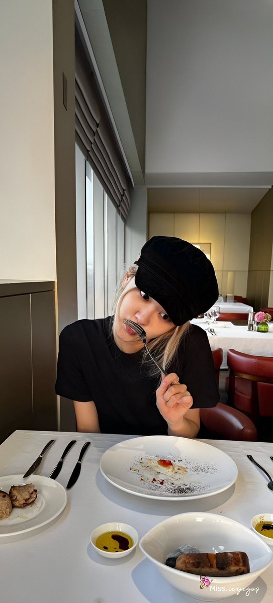 locccc1000's tweet photo. DAZZLING ROSÉ TURNS 26
#EasyToLoveROSÉDay 
#자_오늘밤이야_해피_로제데이 https://t.co/LFnZ1te1uL