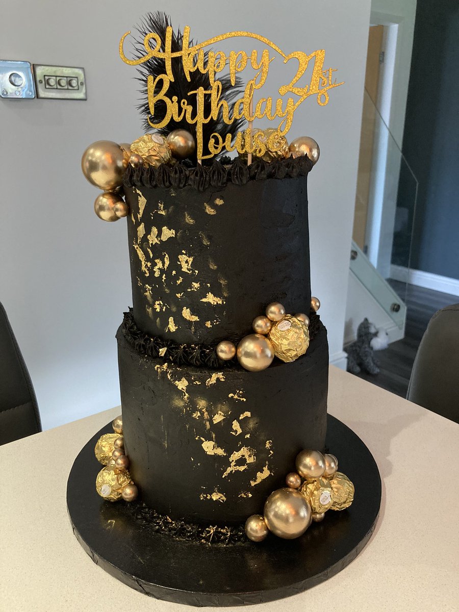 laraBaxter69's tweet photo. Just finished baking this beauty for a friend’s 21st Birthday for tomorrow. Hope she likes it xx https://t.co/pIHtrAzCMd